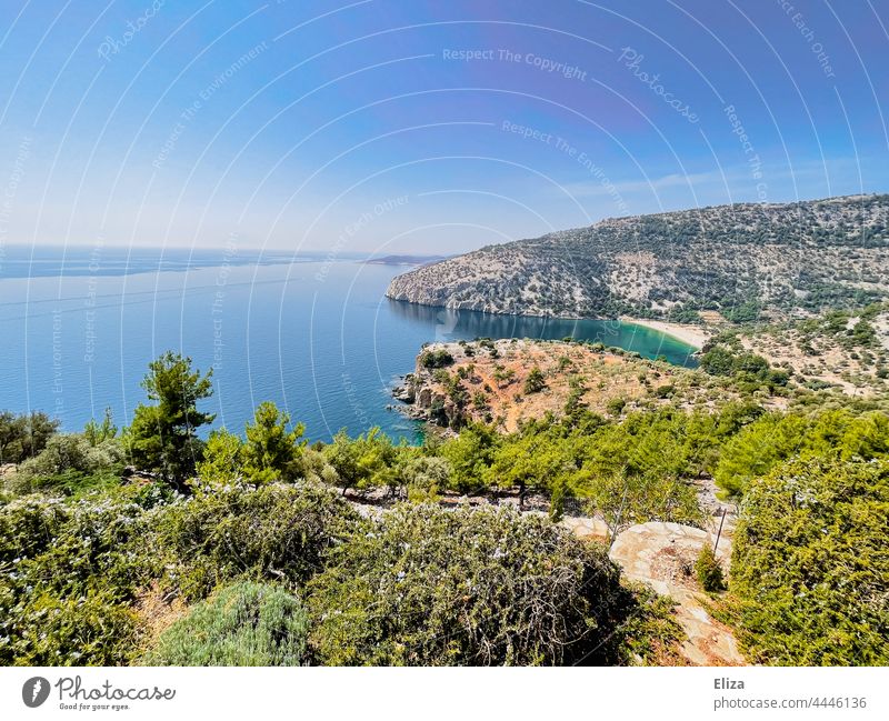 Die Küste der griechischen Insel Thasos mit karger Felslandschaft und türkisem Meer Griechenland Landschaft Felsen Felsküste Sommer Natur Himmel Thassos