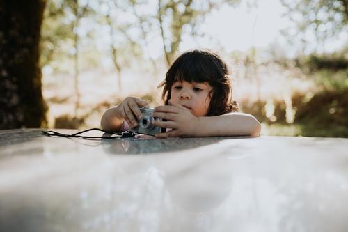 Nettes Mädchen spielt mit Digitalkamera niedlich Kind Kindheit Spielen digital Fotokamera Fotografie wenig Glück Spaß Lifestyle Technik & Technologie