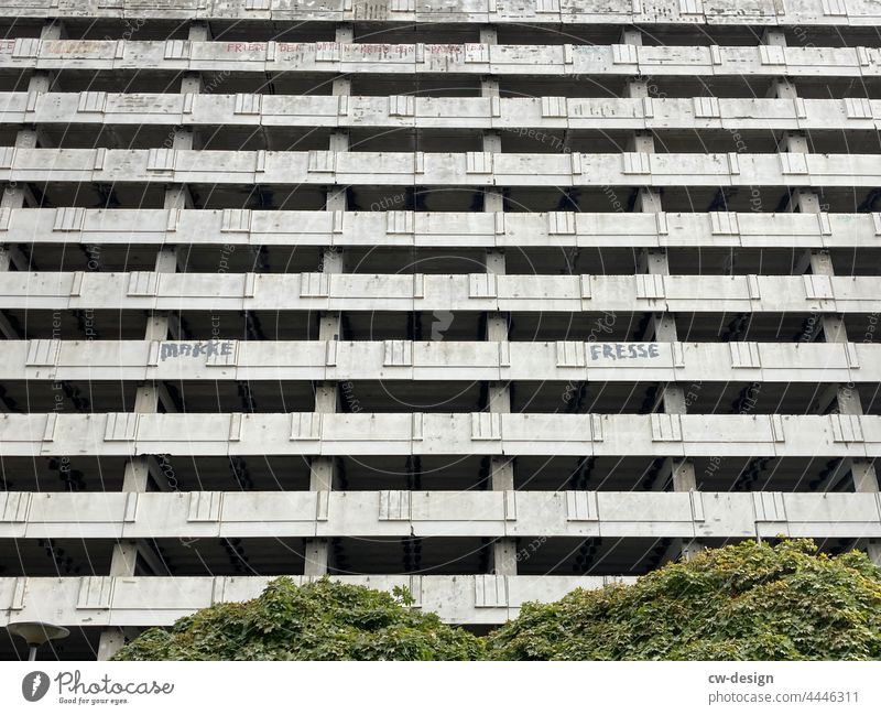 Die Schönheit im Auge des Betrachters - Berlin Plattenbau Streifen trist Wohnhochhaus Tristesse Einigkeit Fensterfront reflektierend Klotz Detailaufnahme