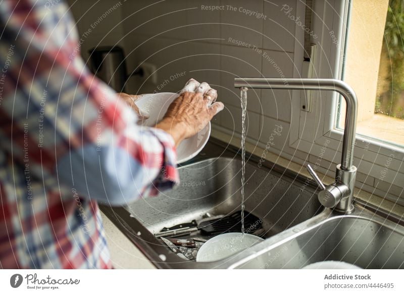 Anonymer Mann beim Abwasch in der Küche zu Hause Waschen Speise Haushalt reinigen Sauberkeit Fenster Single stehen Freizeit Seife Ehemann Geschirr Küchengeräte