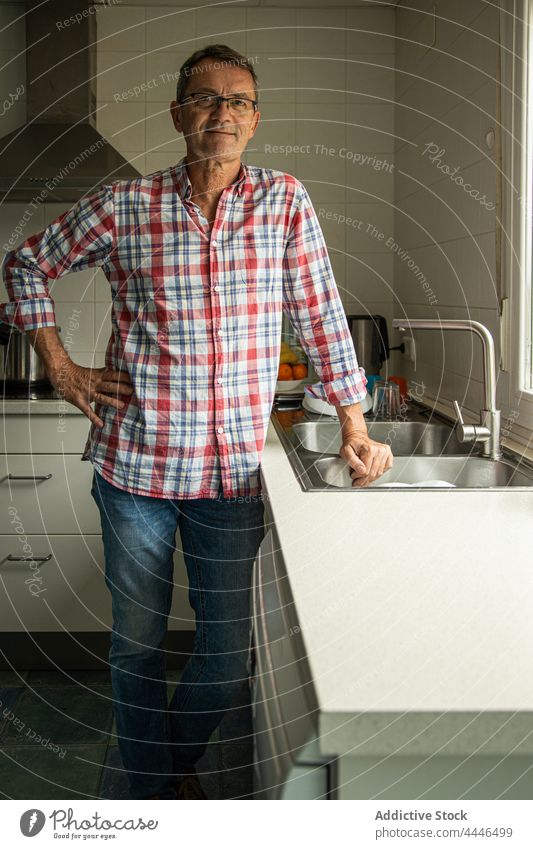 Mann wäscht Geschirr in der Küche zu Hause Waschen Speise Haushalt reinigen Sauberkeit Fenster Single stehen Freizeit Ehemann Küchengeräte Wäsche waschen Arbeit