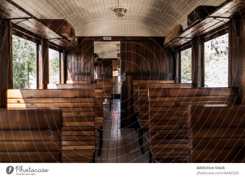 Alte Holzeisenbahn Schiene Tourismus Reise Jahrhundert Reihe retro Ausflug Lokomotive Transport Wagen reisen im Innenbereich altehrwürdig Pendler historisch