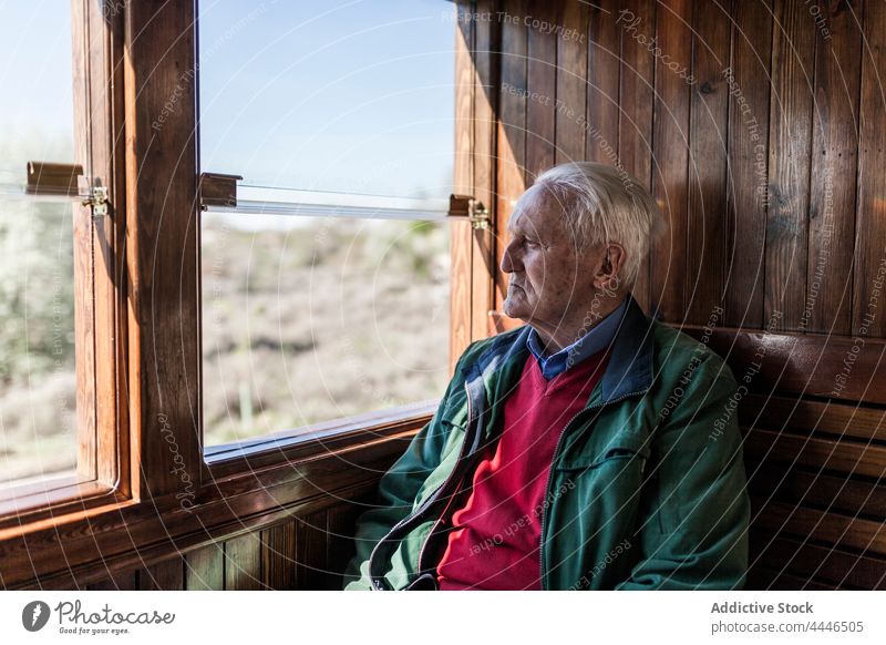 Reise zur Erinnerung eines alten Mannes im Zug seiner Jugend Verkehr Traurigkeit Eisenbahnen sich[Akk] entspannen einsam reisen unbesetzt menschlich traurig