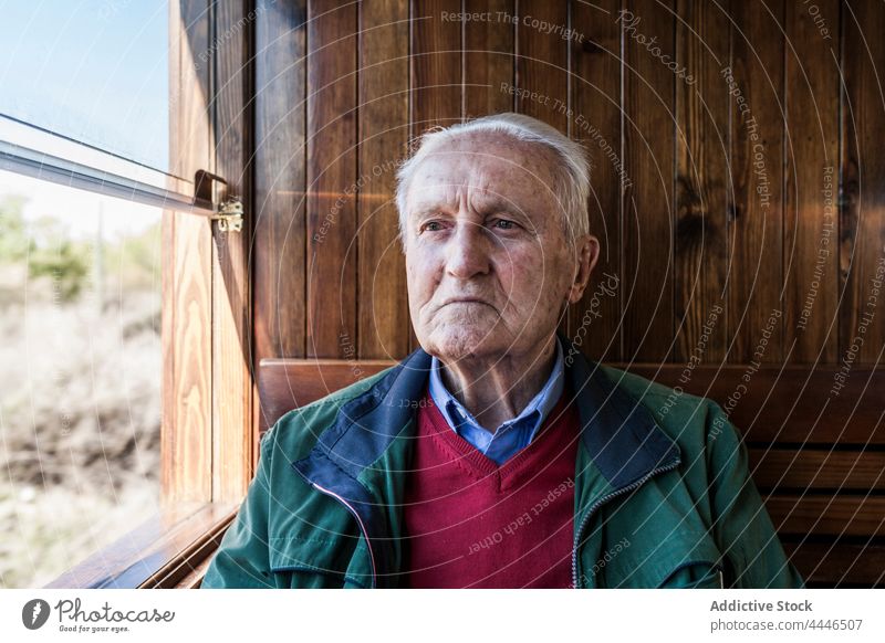 Reise zur Erinnerung eines alten Mannes im Zug seiner Jugend Verkehr Fahrzeug Hintergrund Traurigkeit Eisenbahnen Automobil sich[Akk] entspannen einsam verirrt