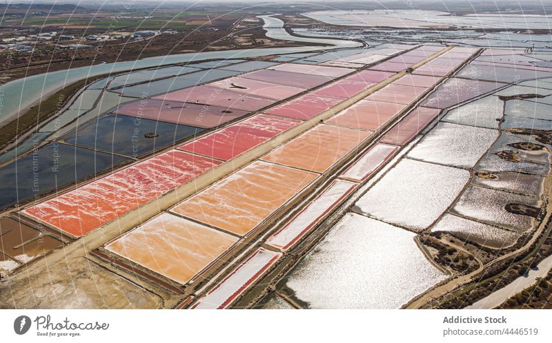 Luftaufnahme einer Drohne von einigen Salzsalinen in Andalusien, Spanien Mineral Teich Wahrzeichen Landschaft Natur Salinas Wasser Bauernhof Salinen schön