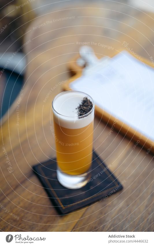 Glas kalter Cocktail auf dem Tisch in der Bar Eiweiß trinken Portion Bierschaum Schnaps dienen Getränk Pub schäumen Abfertigungsschalter hölzern Alkohol Dienst