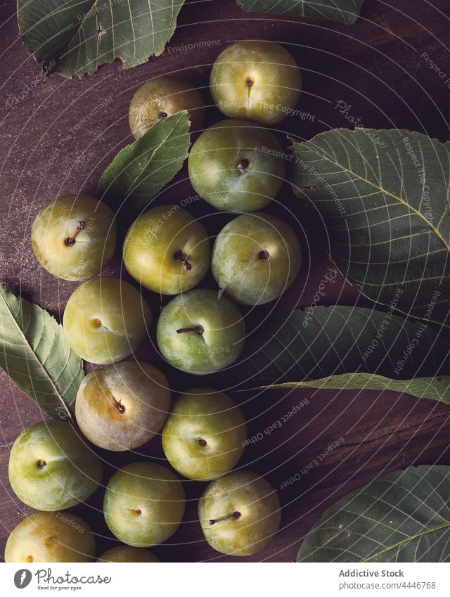 Frische grüne Pflaumen auf einem Holztisch frisch Vitamin organisch Gesundheit Lebensmittel Blatt natürlich Frucht Tisch hölzern Pflanze lecker Ernährung roh