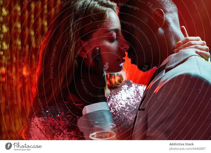 Romantisches gemischtrassiges Paar mit Champagner an Silvester Moment Kuss Partnerschaft Liebe Party Neujahr Rochen Porträt amour Vorabend feiern Romantik