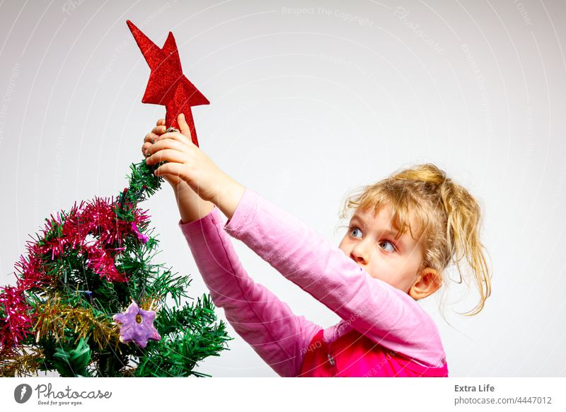 Kind Mädchen arrangiert Ornament Dekoration auf künstlichen Weihnachtsbaum bezaubernd einrichten Versammlung blond Kaukasier Kindheit Weihnachten Konifere Kurve