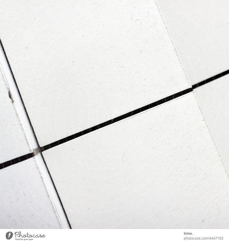 filigran | schwarze Fuge in weißem Beton treppe treppenstufe beton fuge füllmaterial design linie bitumen diagonal parallel fläche oberfläche urban modern