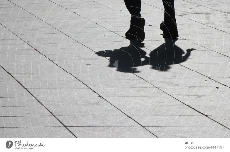 Paarlauf paar zusammen füße unterwegs platz bodenbelag betonplatten sonnig urban schatten querung silhouette gegenlicht gemeinsam zu zweit