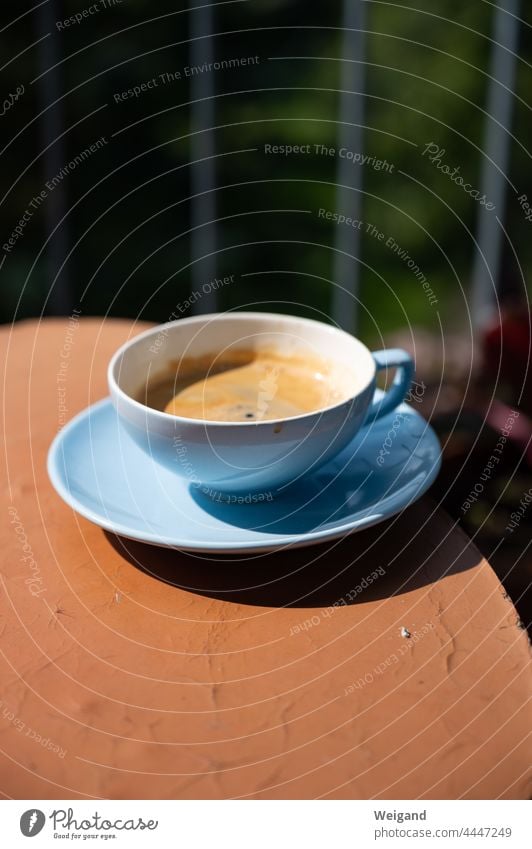 Tasse auf dem Balkon Kaffee Espresso Ruhe Pause Sommer vintage retro blau rot Auszeit Ferien Achtsamkeit