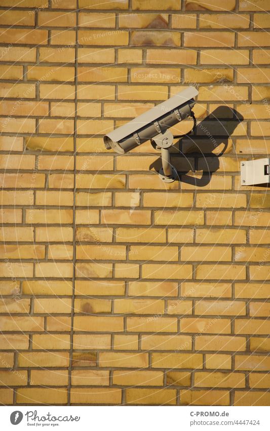 Überwachungskamera an Mauer im Sonnenlicht Beobachtung aufnahme Sicherheit Überwachungsstaat Überwachungsmaßnahme Privatsphäre
