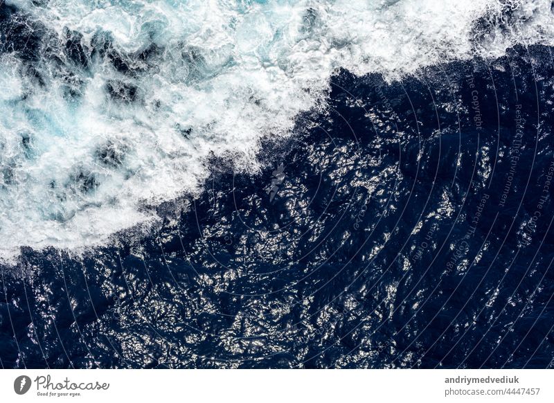 Welle Ozean oder Meerwasser Hintergrund. Blaues Meerwasser in Ruhe. Wasser Oberfläche stürmisch blau Textur MEER Sommer Ansicht reisen oben Urlaub platschen