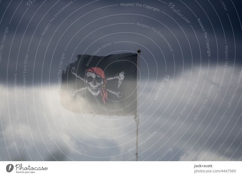 Jolly Roger im Wind Piratenflagge Fahne wehen Himmel Fahnenmast Flagge Doppelbelichtung Wolken Black Jack Lichterscheinung Totenschädel gekreuzte Knochen frei