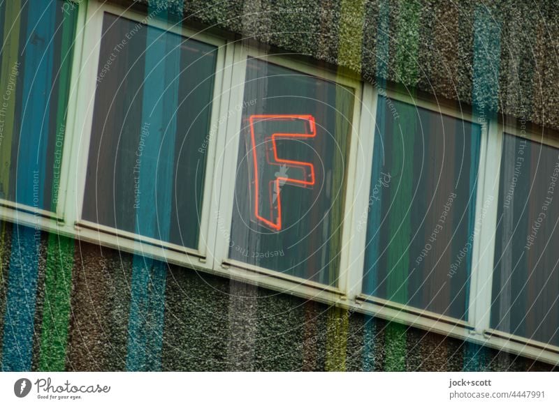 F am Fenster mit bunten Streifen Großbuchstabe Fassade Typographie Schilder & Markierungen Doppelbelichtung schief Kreuzberg Berlin Straßenkunst Stil