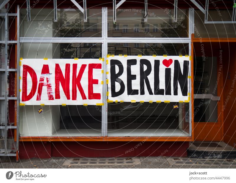 Danke Berlin Deutsch Wort Straßenkunst Laden Schönhauser Allee Prenzlauer Berg Stadtzentrum Geschäftsaufgabe Leerstand Wandel & Veränderung Herz (Symbol)