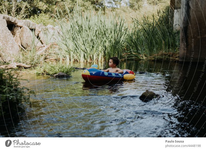 Kind auf Schlauchboot aufblasbar Boot Kindheit Sommer Fluss Wasser niedlich Freizeit Glück Urlaub Lächeln Feiertag im Freien jung heiter Lifestyle Kaukasier