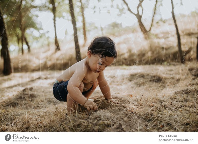 Kind spielt mit Erde Kindheit Boden dreckig Schmutz Spielen erkunden Umwelt Sommer unschuldig Fröhlichkeit Glück Lifestyle Freude Natur niedlich Leben Tag