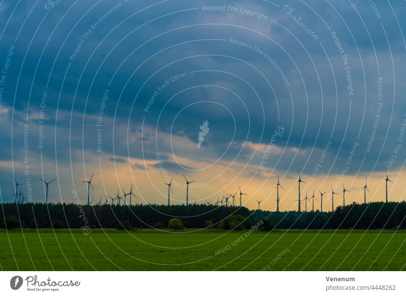 Windkraftanlagen an einem bewölkten Tag Windturbinen grüner Strom Elektrizität Energieerzeugung Cloud Wolken Himmel Landschaft Windpark Windenergie elektrisch
