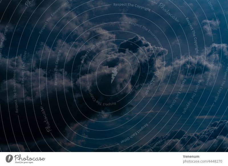 Große Regenwolken kurz vor einem Regenschauer Cloud Himmel Astronomische Studien Draufsicht im Freien Natur Naturbeobachtung Wolkenfeld Gewitter Wolken-Sammlung