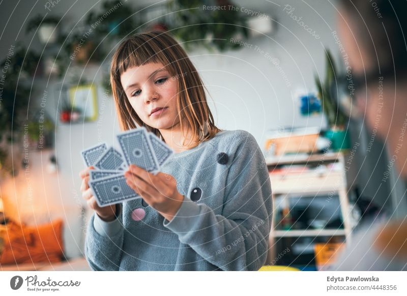 Mädchen spielt Karten zu Hause Tochter Bildung Schule Entertainment Fähigkeit Spiele Freizeit gewinnen Hand Spieler Spielzeug Kulisse Erholung Gewinner