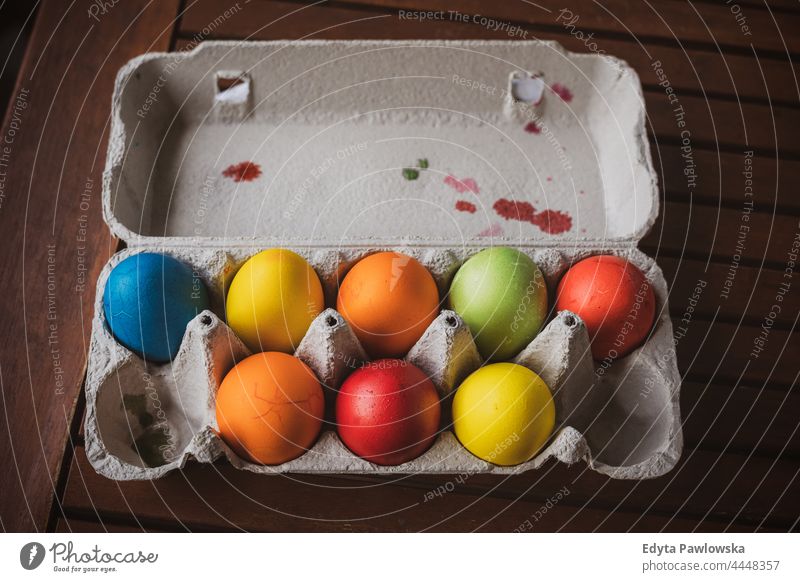 Tablett mit bunten Ostereiern organisch frisch Kasten Farbe Container Eierschale Lebensmittel zerbrechlich zu feiern Feier Feiertag Ostern Tradition