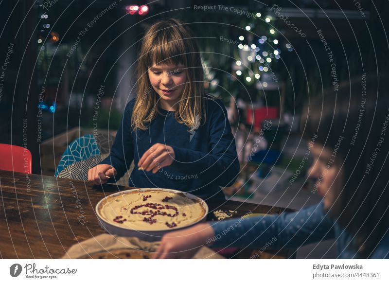 Kinder beim Verzieren von Mazurek (polnischer Osterkuchen) zu Hause heimwärts Familie dekoriert Mandel Tisch handgefertigt Polen polnische Tradition Muttern