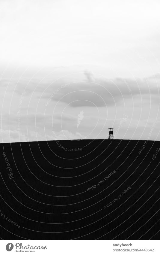 Der Hochsitz auf einem Hügel im Feld abstrakt Kunst schön schwarz schwarz auf weiß bw Wolken Kontrast Textfreiraum Tag Hirsch-Stand Design Umwelt Europäer Fauna