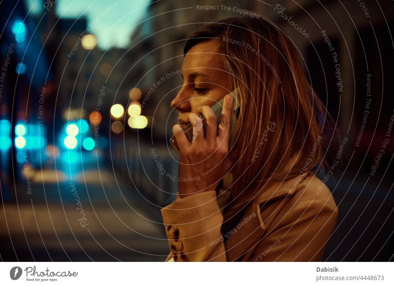 Frau benutzt Smartphone in nächtlicher Stadtstraße Telefon Großstadt Nacht Straße verwenden online Stadtleben urban Lifestyle Mobile Nachricht Internet