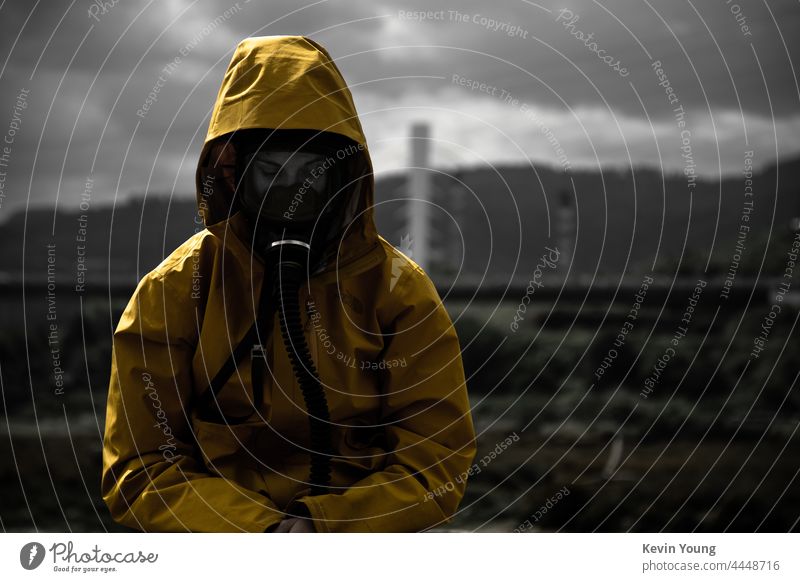 ein Mädchen mit einer Maske Mundschutz gelb Jacke Traurigkeit traurig Pandemie Angst dunkel wolkig covid-19