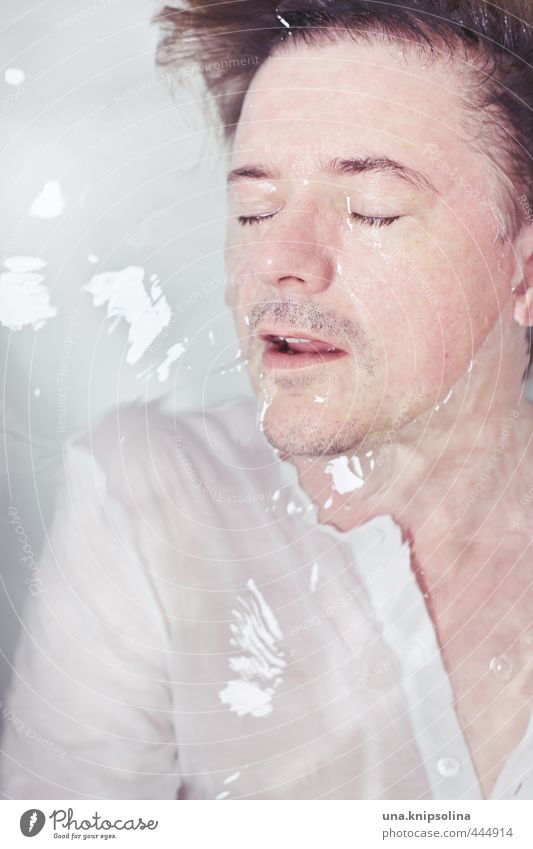 nass Körperpflege Bad Badewanne Mann Erwachsene 1 Mensch 30-45 Jahre Wasser Hemd Bart atmen liegen tauchen ruhig Sehnsucht Einsamkeit Erschöpfung verstecken