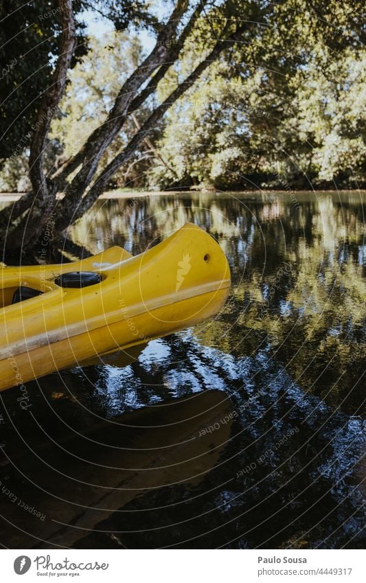 Kajak am Flussufer Kajakfahren See Sommer Aktivität Natur Urlaub Boot Wasser Kanu Abenteuer Tourismus Paddel Lifestyle Sport Erholung reisen Textfreiraum Ufer