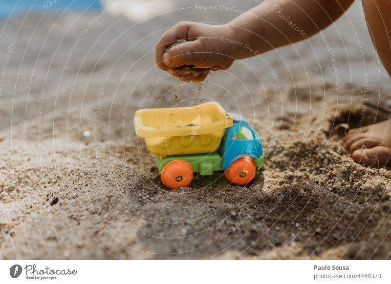 Close up Kind spielt mit Sand Nahaufnahme Strukturen & Formen Außenaufnahme Sandkorn Natur Muster Tag Detailaufnahme Konzept Baustelle Konstruktion bauen