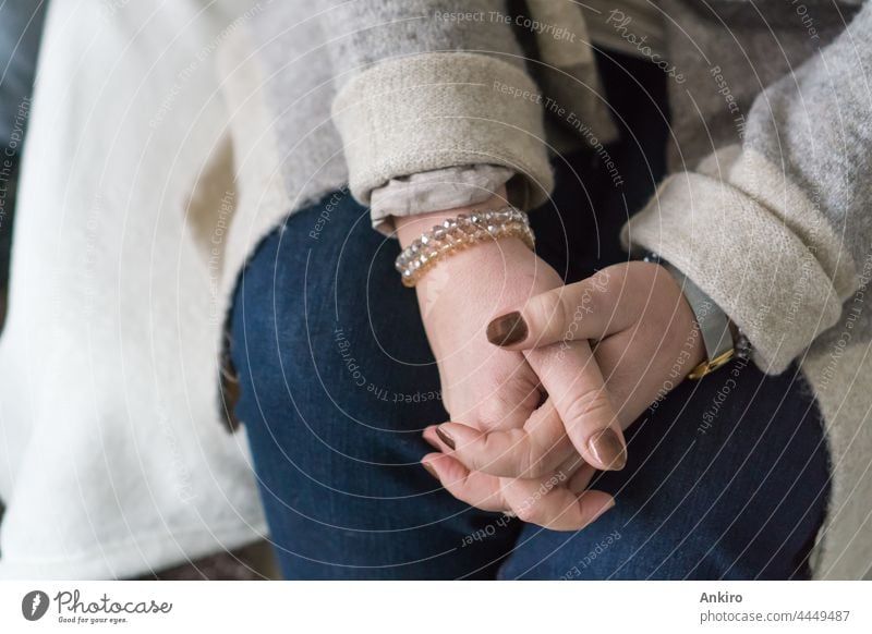 Frau hält ihre Hände gefaltet Zusammensein heilig Gebet Person Handgelenkstasche Armband zuschauen Nagellack Nagellack Religion Hoffnung beten Konzept Glaube