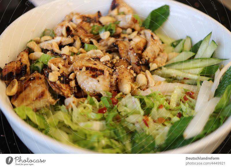 Bun Ga Nuong - Vermicelli Nudeln mit eingelegtem Gemüse und gegrilltem Huhn Hühnchen Gurke Salad Erdnuss vietnamesich asiatisch Küche Fischsauce Fadennudeln
