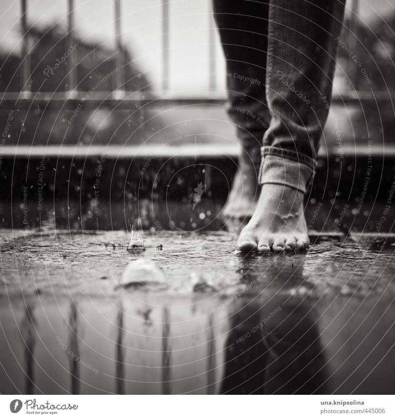 rainy sunday Frau Erwachsene Beine Fuß 1 Mensch Wasser Wassertropfen Regen Jeanshose berühren fallen gehen außergewöhnlich einzigartig nass ruhig Lebensfreude
