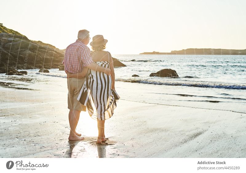 Anonymes älteres Ehepaar am Strand stehend mit wogendem Meer Paar Senior MEER Sand Liebe Natur Ehefrau Ehemann Meeresküste Zusammensein Partnerschaft Küste