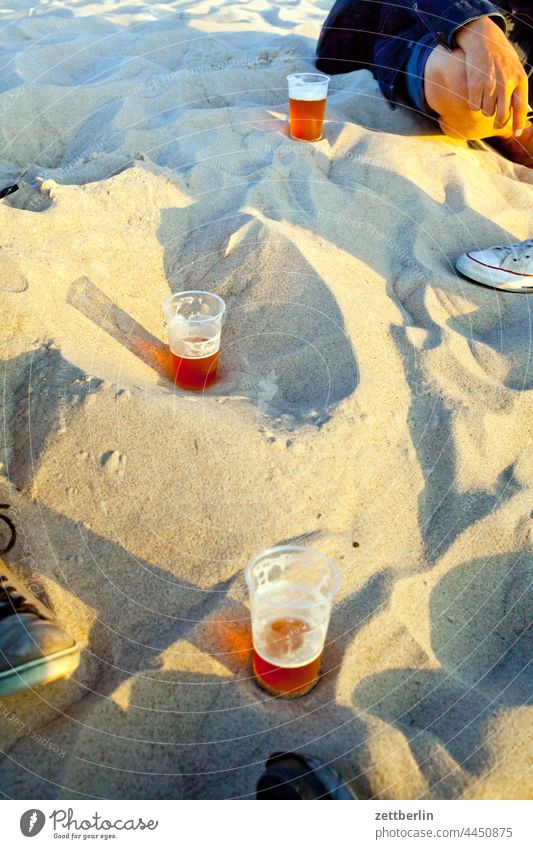 Bier am Strand rostock strand warnemünde party strandparty feier bier bierglas becher plastikbecher sommer sonne sand sandstrand rast pause urlaub ferien