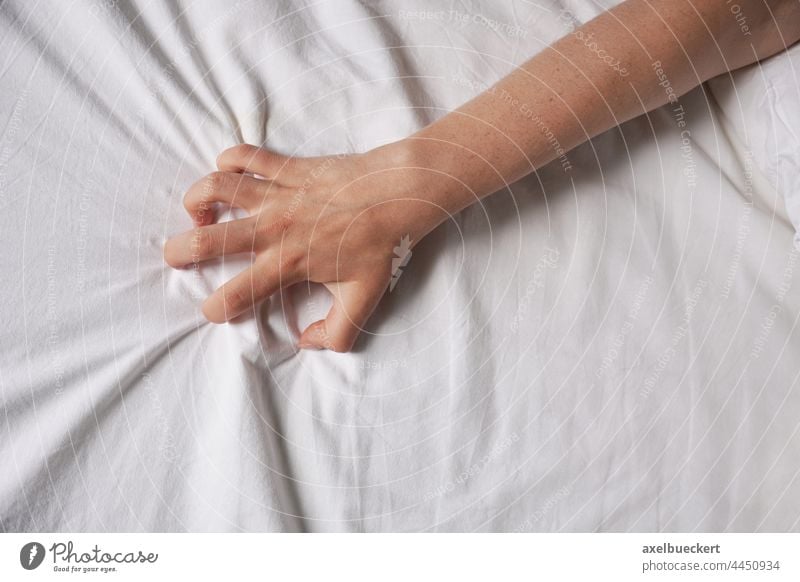 Weibliche Hand greift nach dem Bettlaken Sex Leidenschaft greifen Griff Bettwäsche Frau Sexualität knittern Bettdecke Schmerz Sinnlichkeit Schlafzimmer Arme