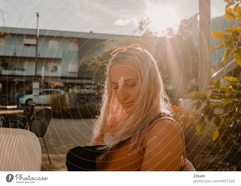 Junge Frau geniesst die letzten Sonnenstrahlen am Gardasee gardasee Vagination Urlaub Sommer Wärme mediterran Reise norditalien Erholung freizeit italienisch