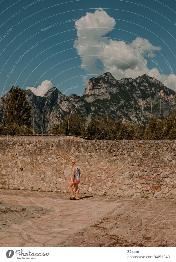 Junge Frau geht am Gardasee spazieren gardasee Vagination Urlaub Sommer Sonne Wärme gebirge Berg mediterran Reise Natur norditalien Erholung freizeit Landschaft