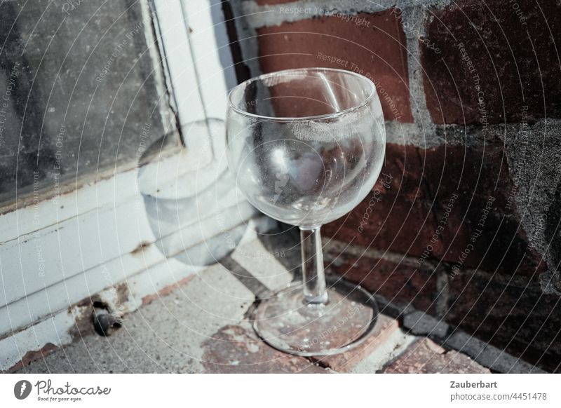 Benutztes Weinglas abgestellt auf Fensterbank vor altem Rahmen und Ziegelwand benutzt Lippen Lippenabdruck Fensterrahmen Ziegelsteine Ecke abstellen Feier