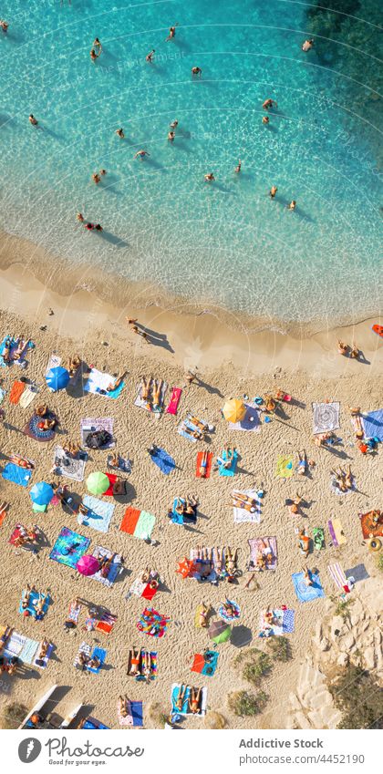 Touristen am Ufer der Insel gegen das Meer MEER Felsen Natur Hochland Landschaft Resort Urlaub Küste Ibiza sandig Rippeln Hafengebiet Wasser Spanien malerisch