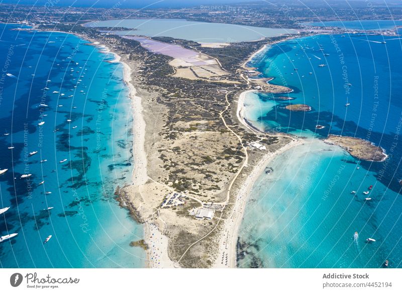 Insel zwischen Meer mit Motorbooten im Sommer Ibiza MEER Küste Natur Landschaft Umwelt Ökologie Segel Verkehr Jacht Wasser nautisch Ufer Seeküste Spanien