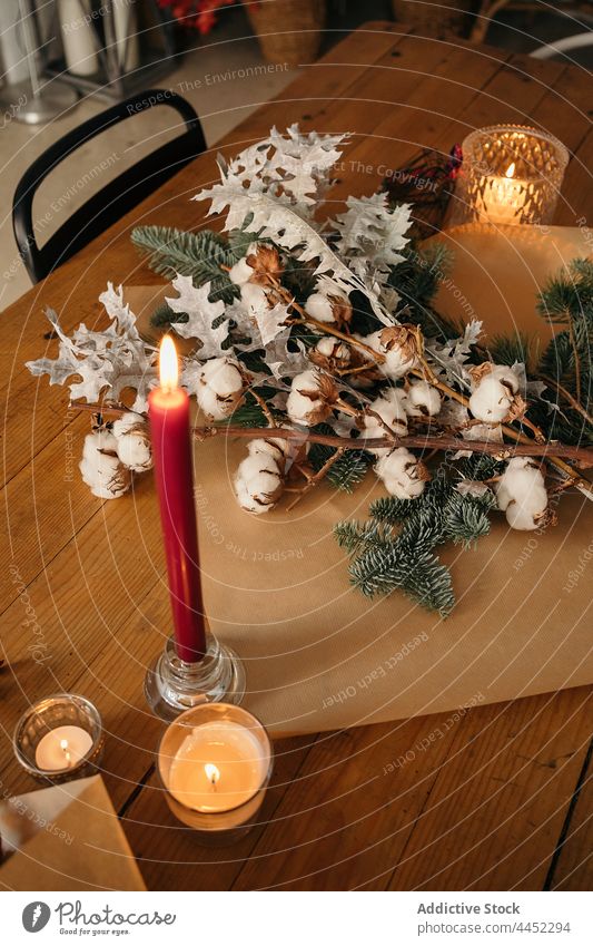 Stilvoller Weihnachtsstrauß auf Holztisch Kerze Dekor Weihnachten Ast festlich Baumwolle Tanne Blumenstrauß Dekoration & Verzierung Tisch hölzern Design