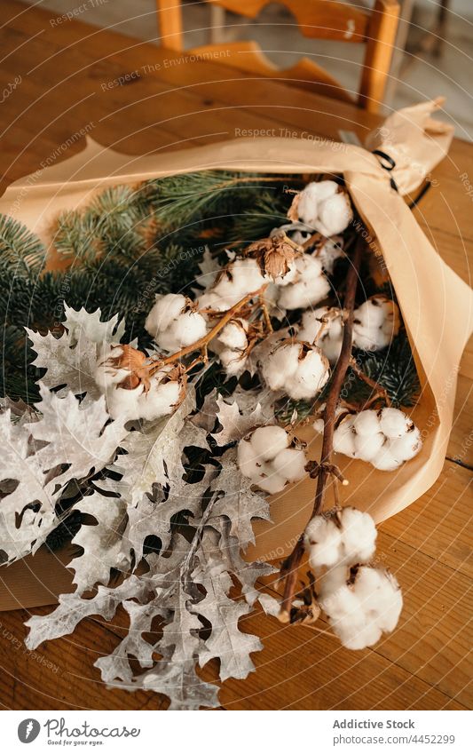 Stilvoller Weihnachtsstrauß auf Holztisch Dekor Weihnachten Ast festlich Baumwolle Tanne Blumenstrauß Dekoration & Verzierung Tisch hölzern Design Veranstaltung
