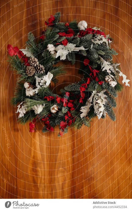 Helle Weihnachtskränze an der Wand Dekor Totenkranz Weihnachten nadelhaltig Dekoration & Verzierung Design Ast Zweig Tanne festlich dekorativ hängen feiern