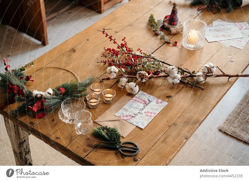 Festliche Weihnachten Zusammensetzung mit bunten Postkarte gegen hölzernen Hintergrund feliz navidad Kerze festlich Dekoration & Verzierung Neujahr