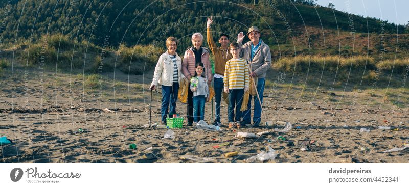 Freiwillige, die bereit sind, den Strand zu reinigen Umweltbewusstsein Sauberkeit vorher Familie Freiwilliger Trashtag Challenge Transparente Netz Panorama